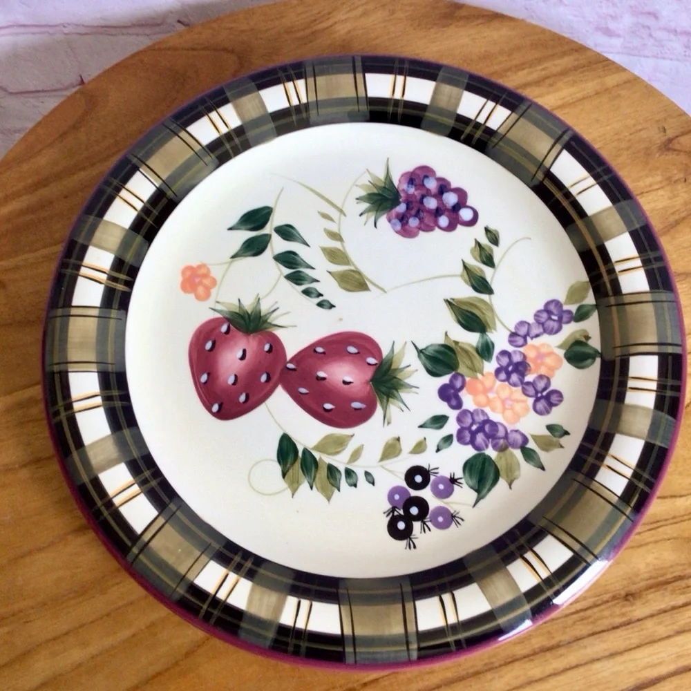 Vintage Oneida Strawberry Plaid Dinner Plates - Set of 2